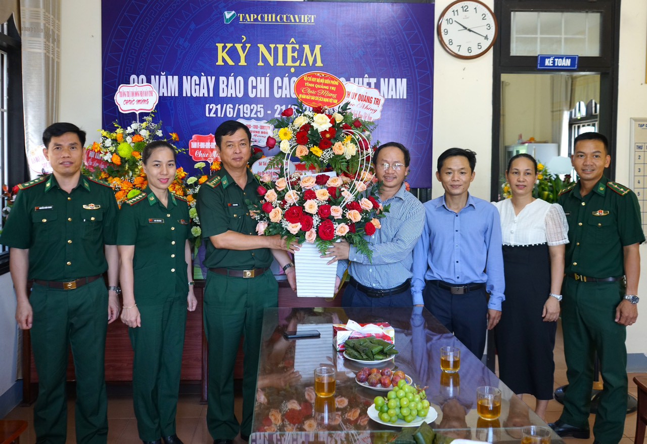 Bộ Chỉ huy Bộ đội Bi&ecirc;n ph&ograve;ng tỉnh tặng hoa ch&uacute;c mừng